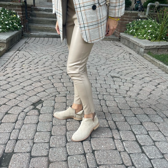 Suede Clark’s boots - Picture 5 of 7